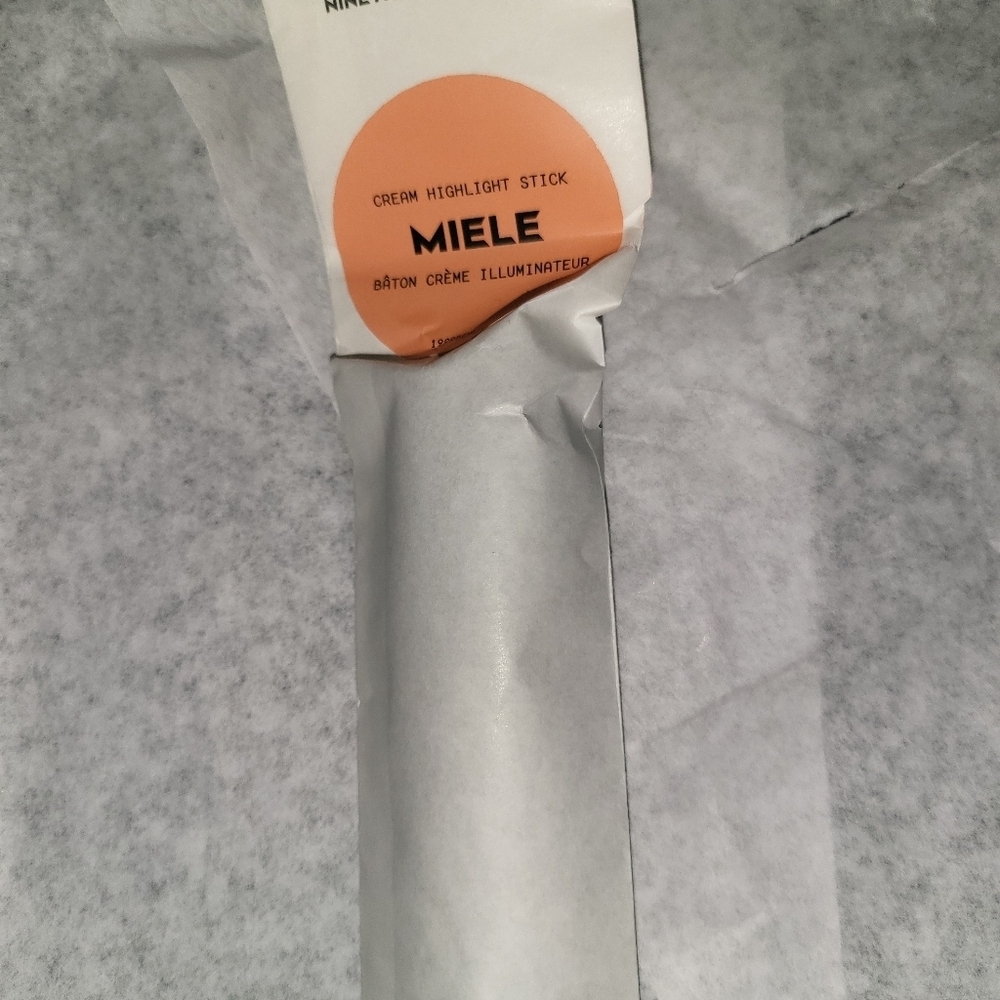 Cream Highlighter Stick in color Miele 0.23 Oz - Picture 3 of 7